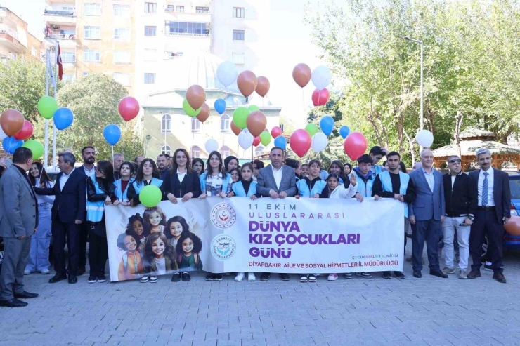 Diyarbakır’da 100 Kız Çocuğu Farkındalık İçin Yürüyüş Yapıp Gökyüzüne Balon Bıraktı