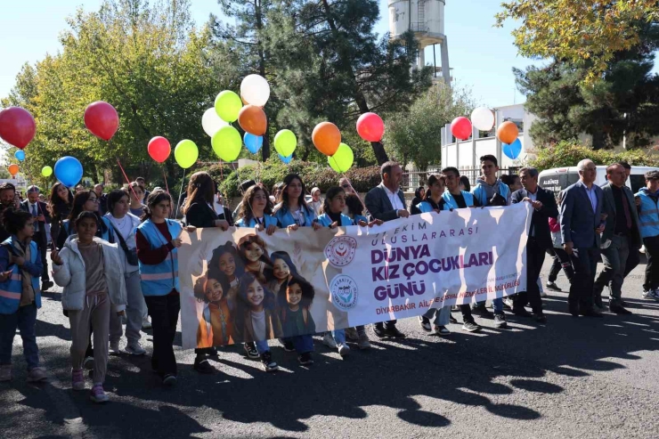 Diyarbakır’da 100 Kız Çocuğu Farkındalık İçin Yürüyüş Yapıp Gökyüzüne Balon Bıraktı