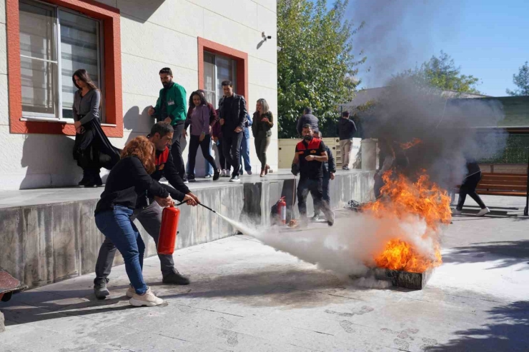 Kız Öğrenci Yurdunda Yangın Tatbikatı Yapıldı