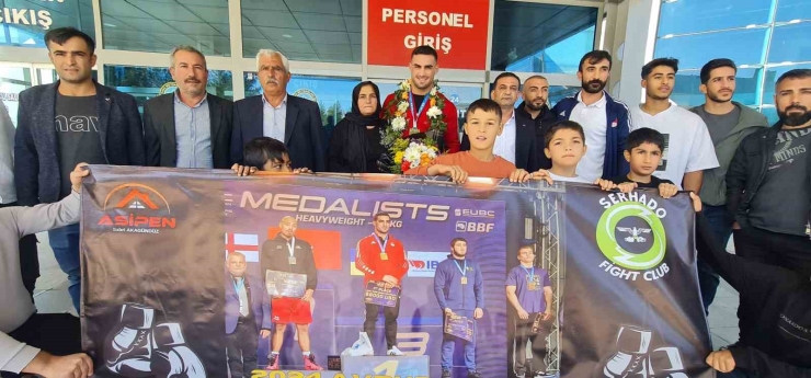 Milli Boksör Emrah Yaşar’ın Hedefi Olimpiyat Şampiyonluğu