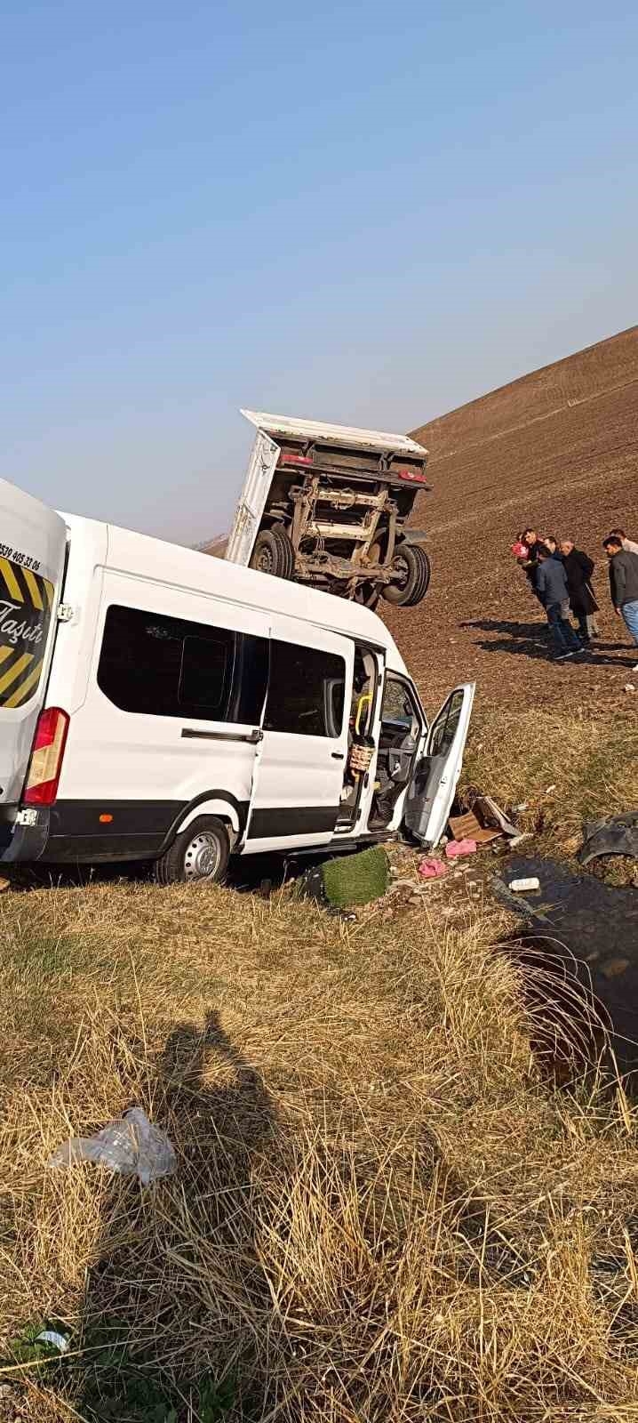 Diyarbakır’da 3 Aracın Karıştığı Kazada 12’si Öğretmen 14 Yaralı