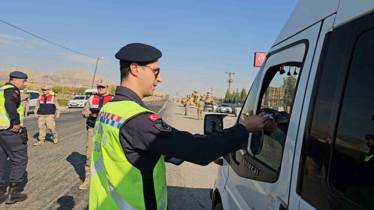 Diyarbakır’da Jandarma Denetiminde 8 Asker Kaçağı Tespit Edildi