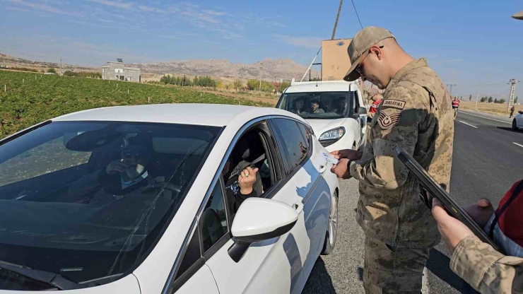 Diyarbakır’da Jandarma Denetiminde 8 Asker Kaçağı Tespit Edildi