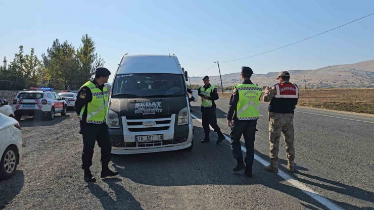 Diyarbakır’da Jandarma Denetiminde 8 Asker Kaçağı Tespit Edildi