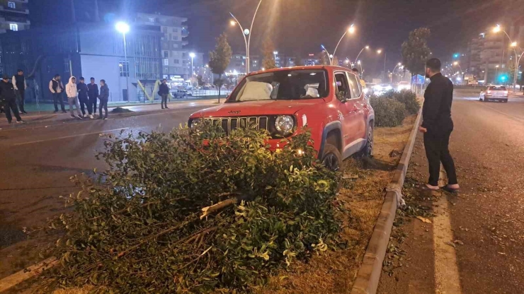 Sürücüsünün Kontrolünden Çıkan Cip Refüje Çıktı: 1 Yaralı