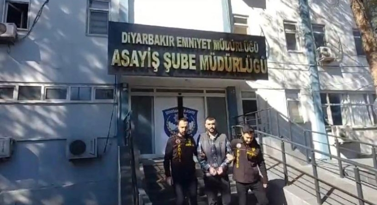 Diyarbakır’da Borcu Olan Şahsın Akrabalarının İş Yerini Kurşunladılar