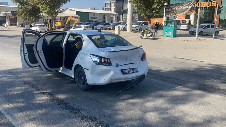 İki Otomobilin Çarpıştığı Kazada 4 Kişi Yaralandı