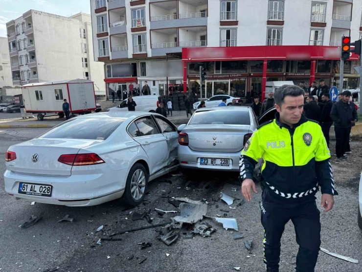 Adıyaman’da, İki Otomobil Çarpıştı: 4 Yaralı