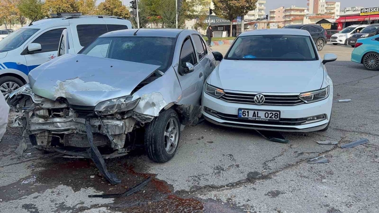 Adıyaman’da, İki Otomobil Çarpıştı: 4 Yaralı