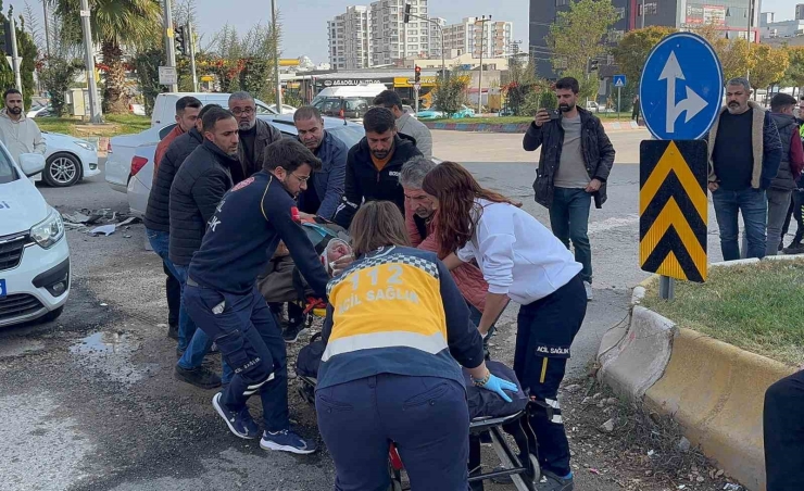Adıyaman’da, İki Otomobil Çarpıştı: 4 Yaralı