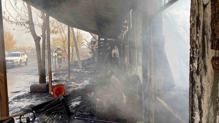 Diyarbakır’da Bir Kafe Alevlere Böyle Teslim Oldu