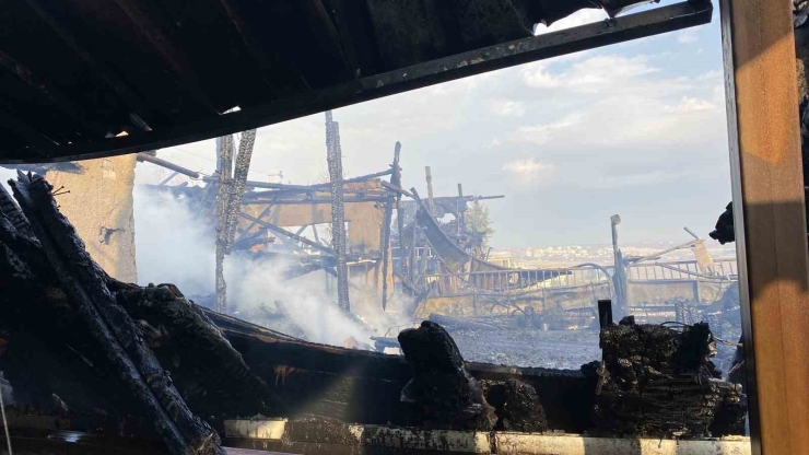 Diyarbakır’da Bir Kafe Alevlere Böyle Teslim Oldu