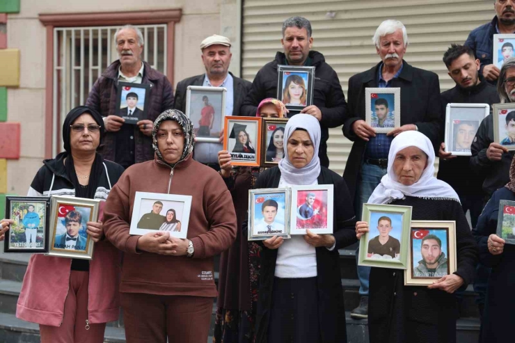 Kanser Hastası Anne Evladının Yolunu Gözlüyor