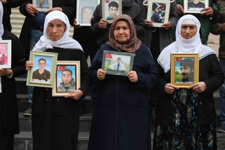 Kanser Hastası Anne Evladının Yolunu Gözlüyor