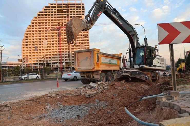 Gaziantep Büyükşehir, Tugay Köprülü Kavşağı’nda Şerit Arttırma Çalışmalarına Başladı