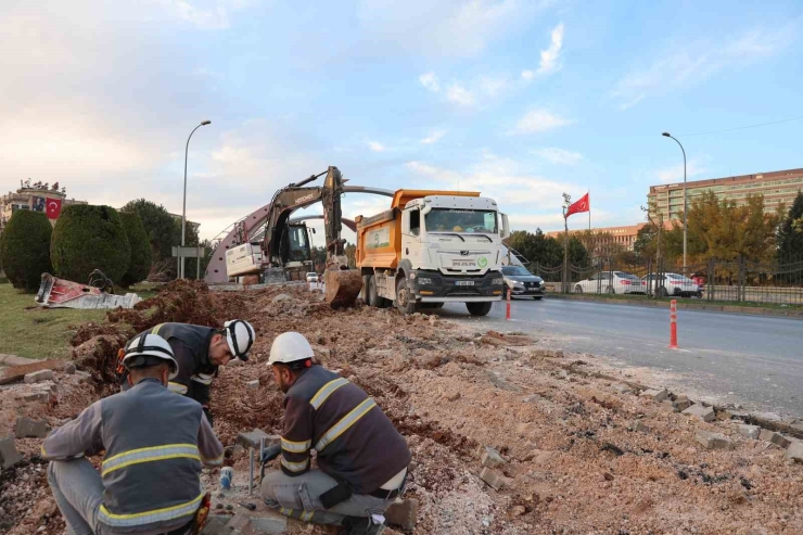 Gaziantep Büyükşehir, Tugay Köprülü Kavşağı’nda Şerit Arttırma Çalışmalarına Başladı