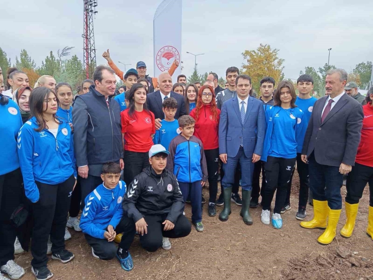 Diyarbakır’da Fidanlar Toprakla Buluştu