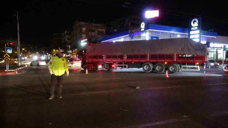 Minibüsün Çarparak Ölümüne Neden Olduğu Gençten Geriye Ayakkabısı Kaldı