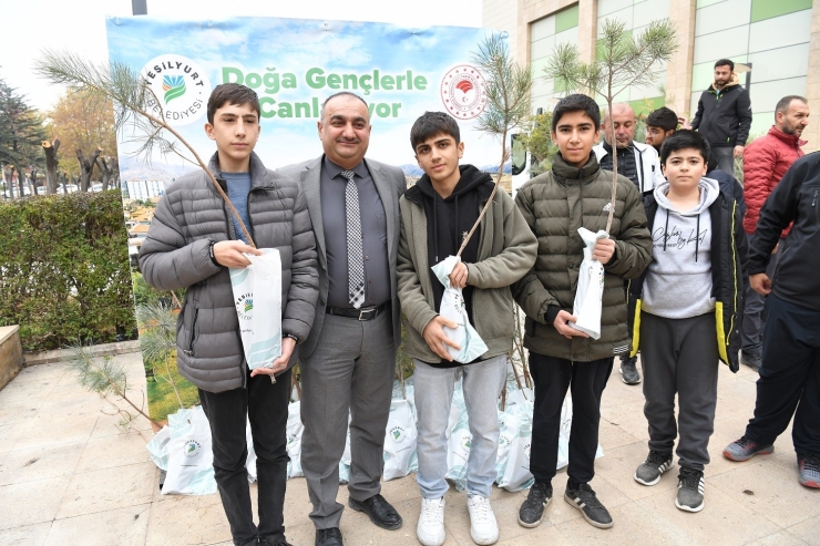 Yeşilyurt’ta Bin Adet Çam Fidanı Dağıtıldı