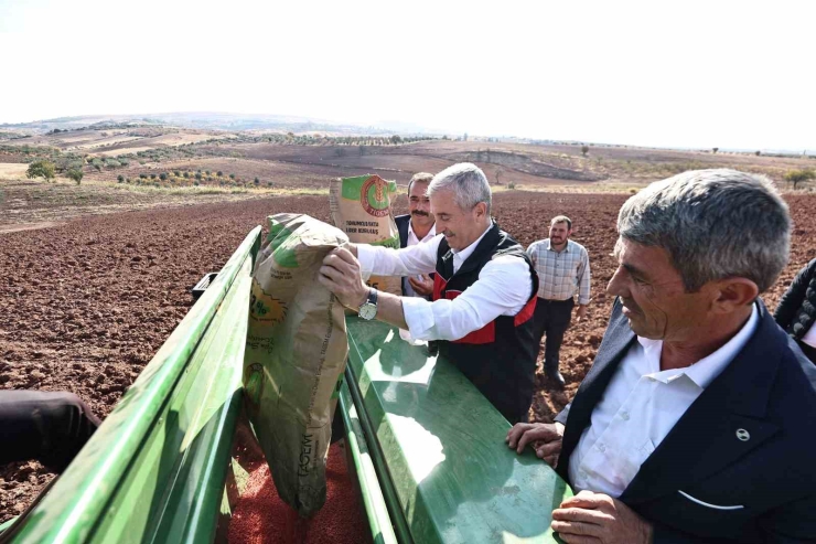 Tahmazoğlu Dağıttığı Tohumları Çiftçilerle Ekti