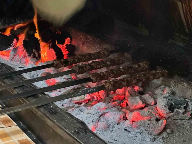 Malatya’da ’askıda Kebap’ Kampanyası İle İhtiyaç Sahiplerine Ücretsiz Dürüm