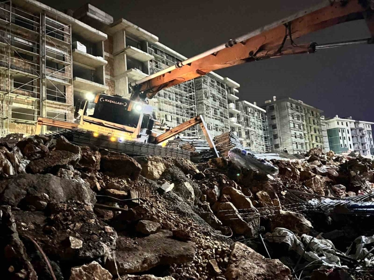 Adıyaman’da Beton Döküm Aracı Devrildi: 1 Ölü