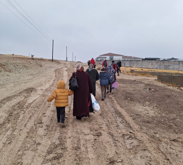 Okul Yolu Çamurdan Geçilmiyor