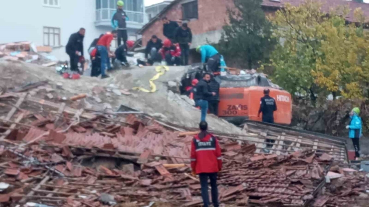 Enkaz Altında Kalan Kepçe Operatörünü Kurtarma Çalışmaları Devam Ediyor