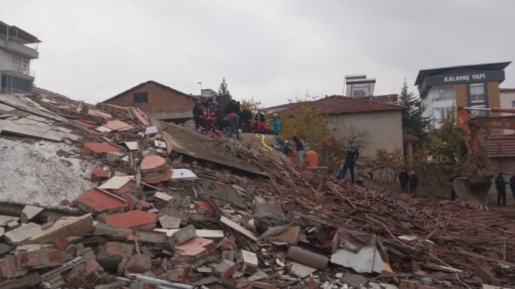 Enkaz Altında Kalan Kepçe Operatörünü Kurtarma Çalışmaları Devam Ediyor