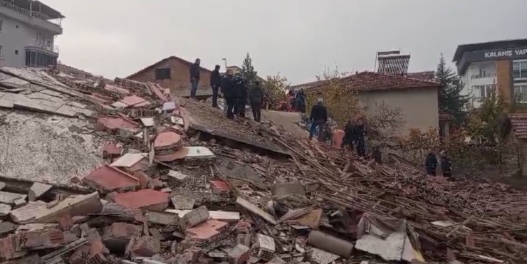 Enkaz Altında Kalan Kepçe Operatörünü Kurtarma Çalışmaları Devam Ediyor