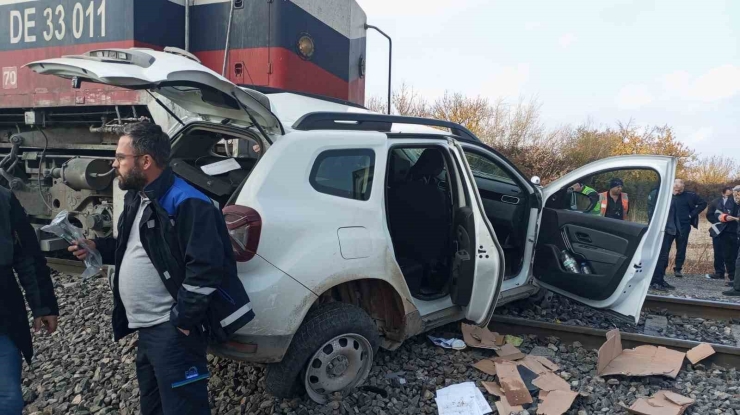 Malatya’da Hafif Ticari Araca Yük Treni Çarptı: 2 Yaralı