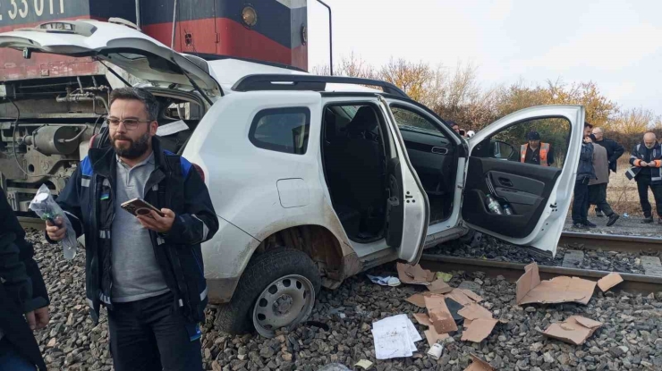 Malatya’da Hafif Ticari Araca Yük Treni Çarptı: 2 Yaralı