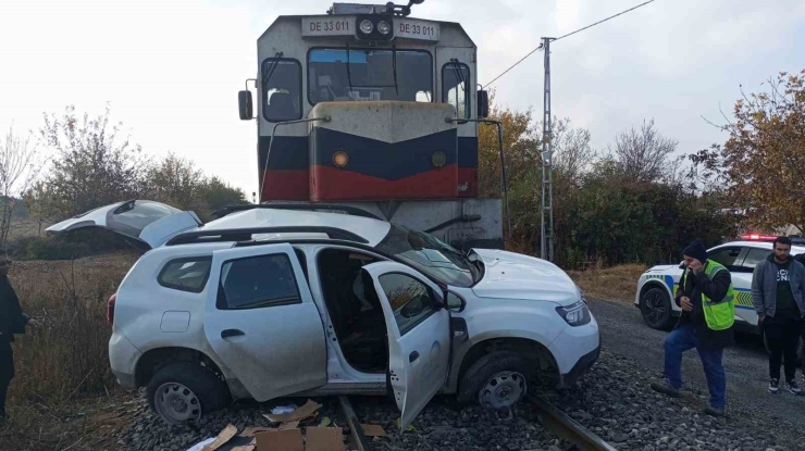 Malatya’da Hafif Ticari Araca Yük Treni Çarptı: 2 Yaralı