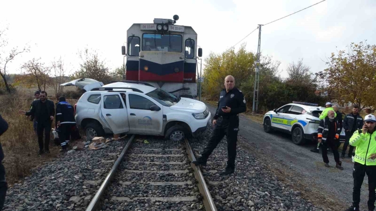 Malatya’da Hafif Ticari Araca Yük Treni Çarptı: 2 Yaralı