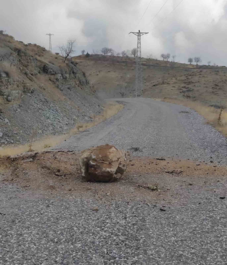 Yola Düşen Kaya Parçaları Tepkilere Neden Oluyor