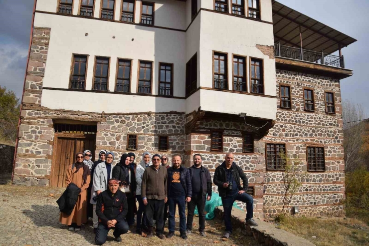 Fotoğrafçılar Arapgir’de Hem Tarihe Hem De Sonbahara Doydular