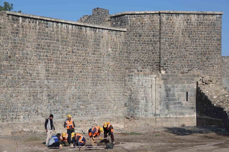 Diyarbakır’da Amida Höyük’teki Kazıda “çanakkale Savaşı” Rozeti Bulundu