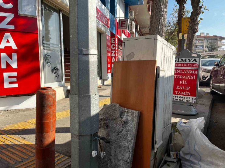 Kapağı Bulunmayan Elektrik Dağıtım Panosu Tehlike Saçıyor