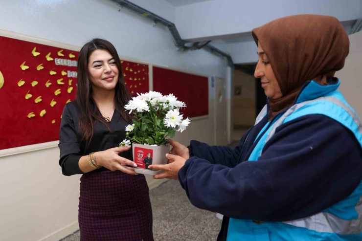 Gaziantep’te Öğretmenler Günü Çiçeklerle Kutlandı