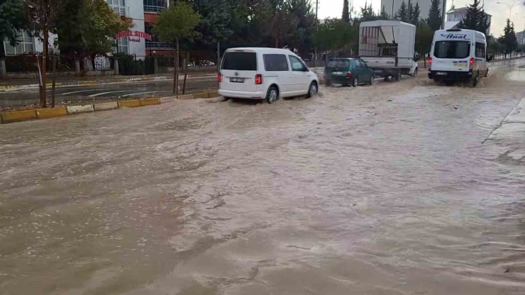 Adıyaman’da Sağanak Yağış Etkili Oldu