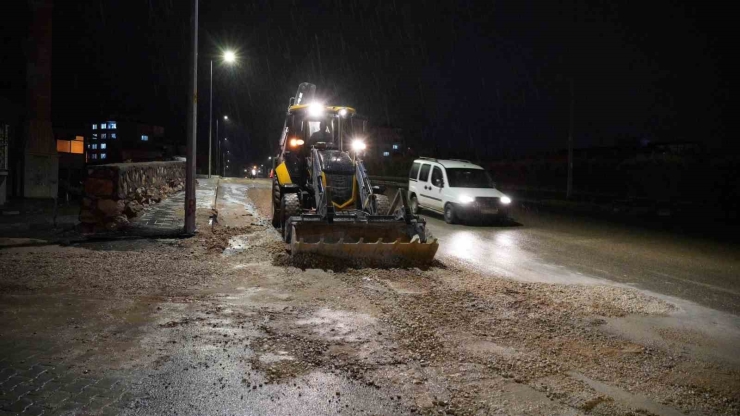 Adıyaman’da Sokaklardaki Çukurların Kapatılması Devam Ediyor