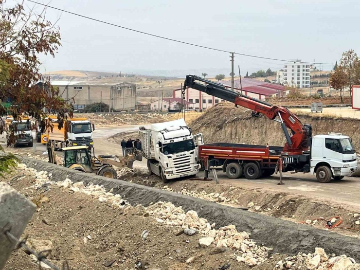 Yoldan Çıkan Tır Trafiği Kapattı