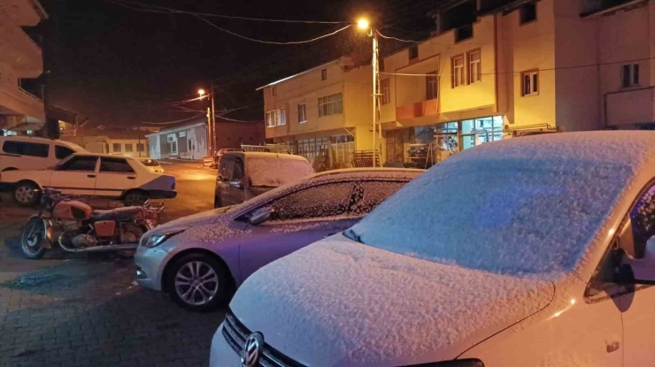 Çelikhan’da Mevsimin İlk Kar Yağışı Başladı