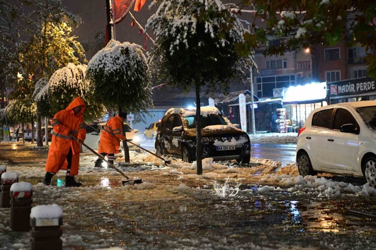 Malatya Büyükşehir Belediyesi’nin Karla Mücadele Çalışmaları Sürüyor