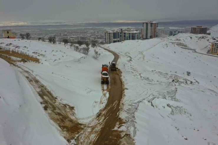 Malatya Büyükşehir Belediyesi Kar Mesaisine Devam Ediyor