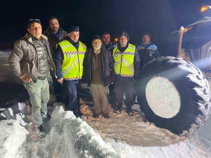 Kar Nedeniyle Mahsur Kalan Yaşlı Adam Kurtarıldı