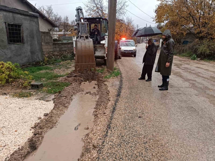 Gölbaşı Belediyesi, Tıkanan Mazgalları Temizledi