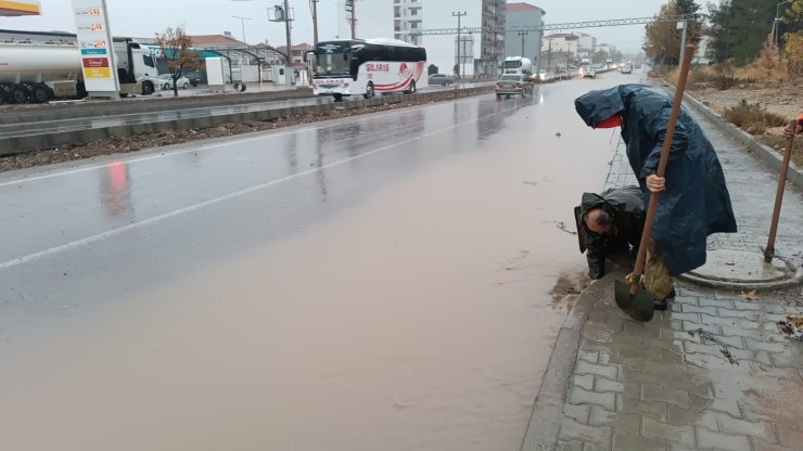 Gölbaşı Belediyesi, Tıkanan Mazgalları Temizledi