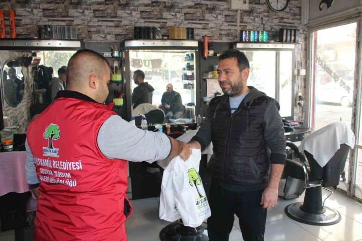 Şehitkamil’deki Tüm Erkek Kuaförlerine Önlük Ve Havlu Hediye Edildi