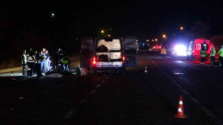 Yolun Karşısına Geçmeye Çalışanlara Çarpıp Kaçtı: 2 Ölü, 1 Yaralı